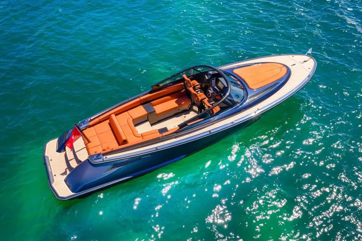 Wajer 38, exterior — Barcelona Yacht Rental, Barcelona. Salidas ágiles a Sitges, sol y baño rápido