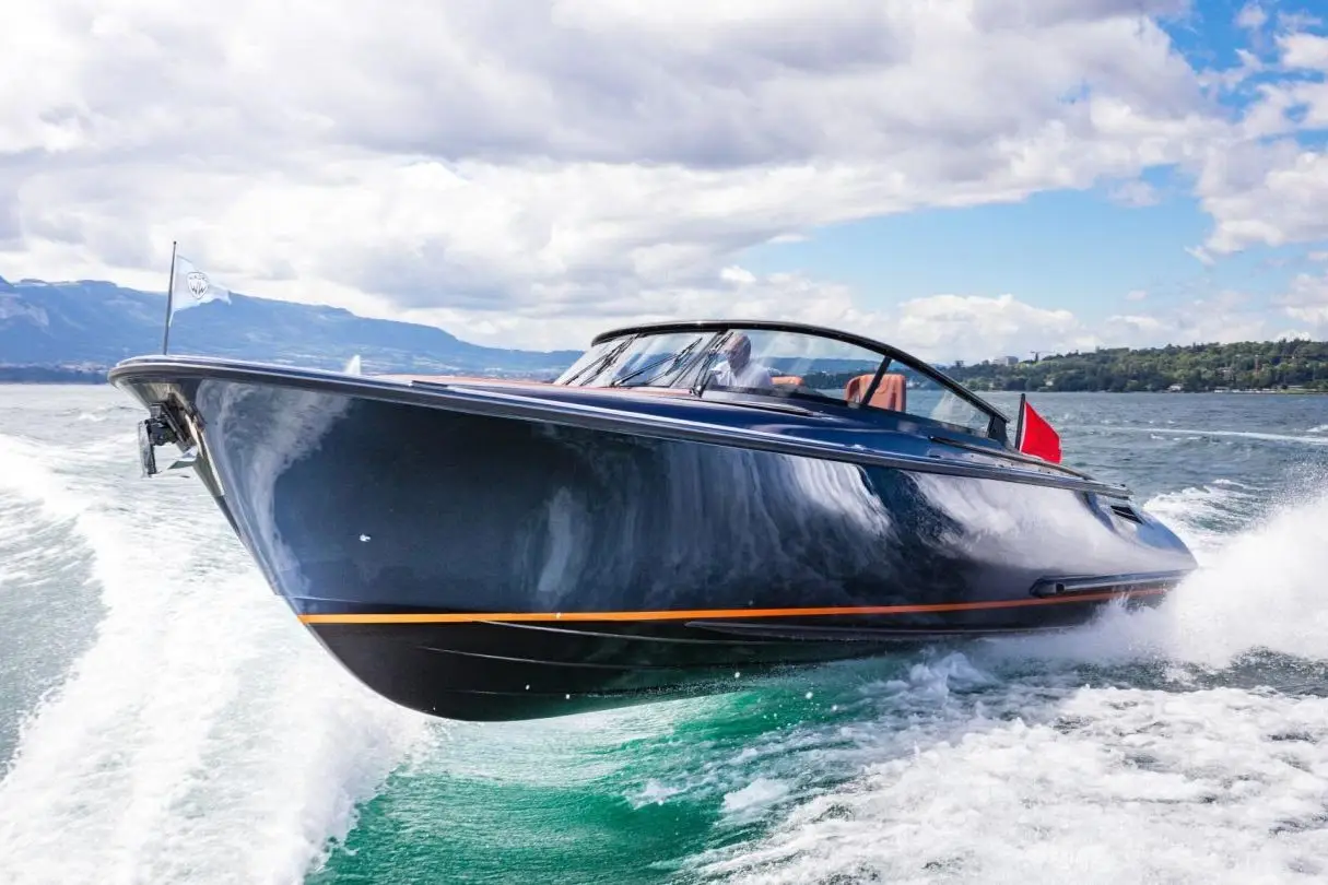 Wajer 38, cubierta de popa — Barcelona Yacht Rental, Barcelona. Salidas ágiles a Sitges, sol y baño rápido