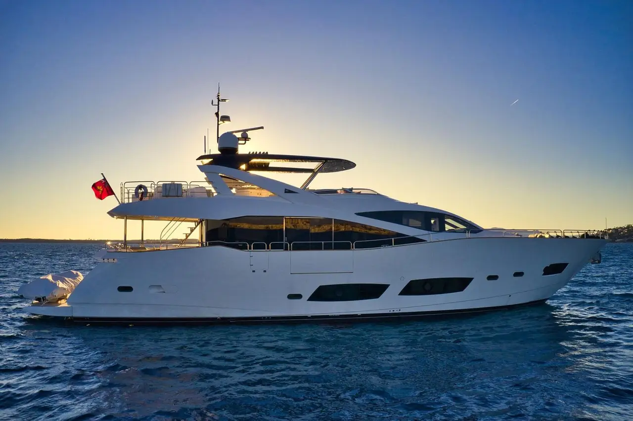 Wajer 38, flybridge — Barcelona Yacht Rental, Barcelona. Salidas ágiles a Sitges, sol y baño rápido