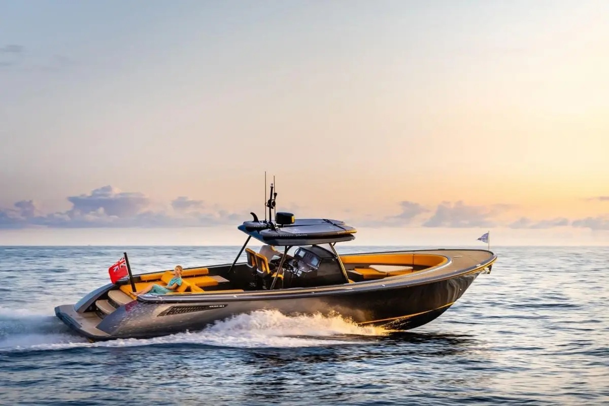 Wajer 38S — Barcelona Yacht Rental, Barcelona. Cubierta abierta y velocidad rumbo a Sitges