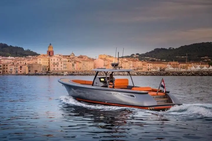 Wajer 38S, exterior — Barcelona Yacht Rental, Barcelona. Cubierta abierta y velocidad rumbo a Sitges