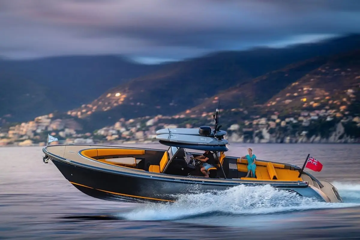 Wajer 38S, cubierta principal — Barcelona Yacht Rental, Barcelona. Cubierta abierta y velocidad rumbo a Sitges