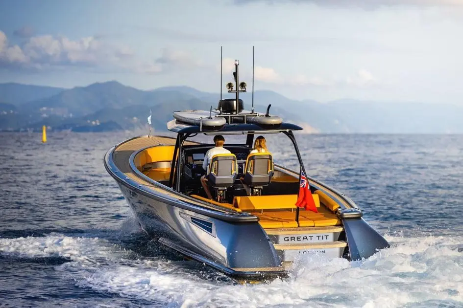 Wajer 38S, cubierta de popa — Barcelona Yacht Rental, Barcelona. Cubierta abierta y velocidad rumbo a Sitges