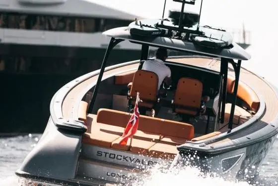 Wajer 38S, salón — Barcelona Yacht Rental, Barcelona. Cubierta abierta y velocidad rumbo a Sitges