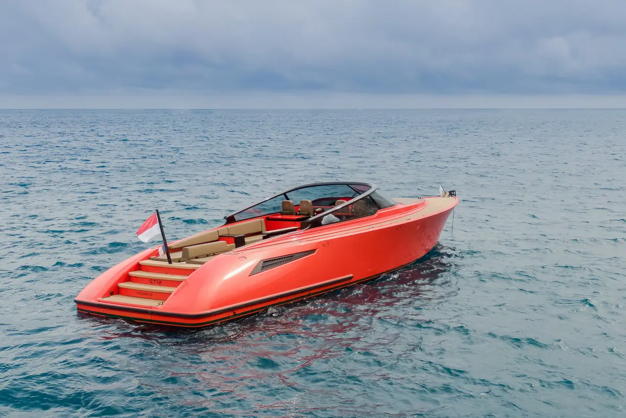 Wajer 55 — Barcelona Yacht Rental, Barcelona. Espuma y velocidad rumbo a Sitges por la mañana
