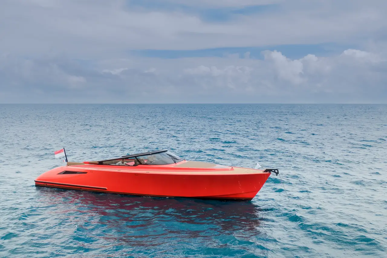 Wajer 55, exterior — Barcelona Yacht Rental, Barcelona. Espuma y velocidad rumbo a Sitges por la mañana