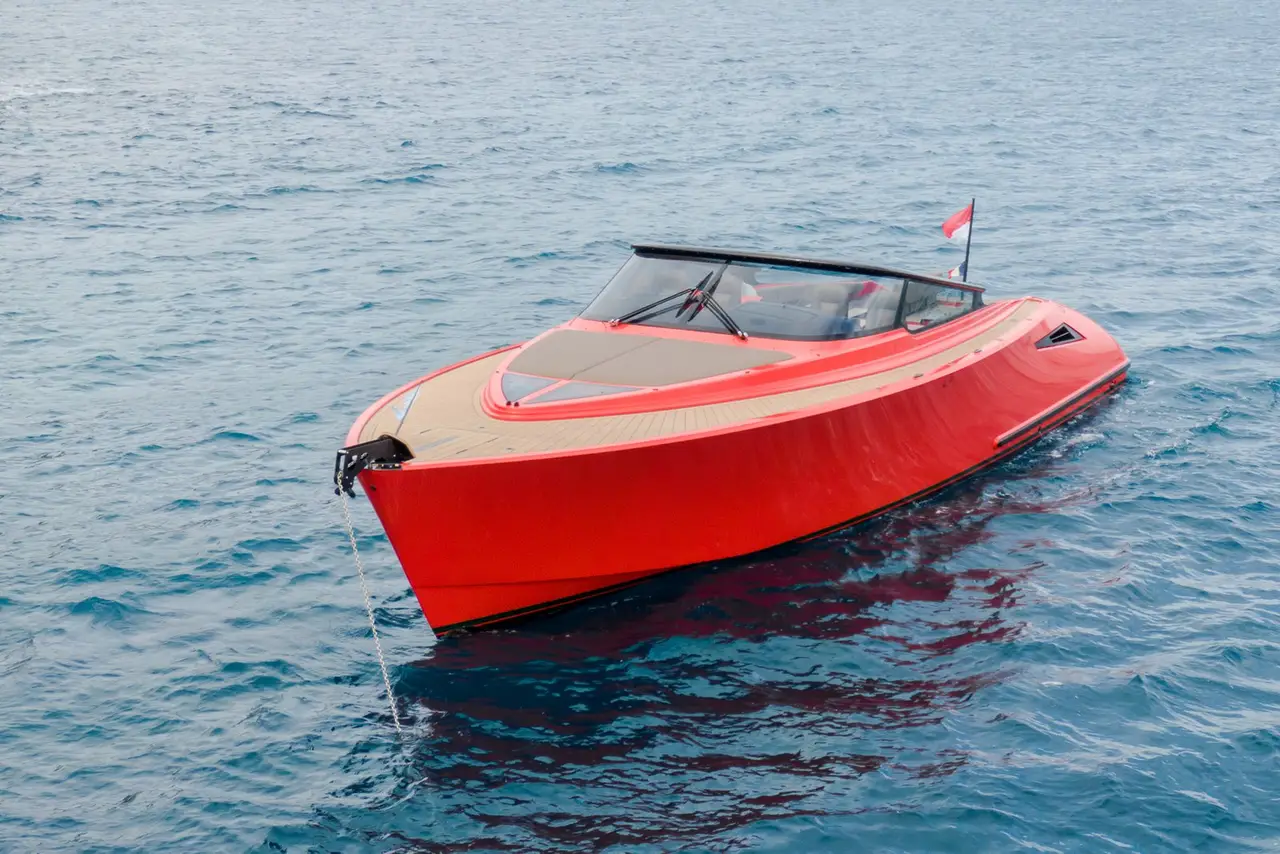 Wajer 55, cubierta principal — Barcelona Yacht Rental, Barcelona. Espuma y velocidad rumbo a Sitges por la mañana