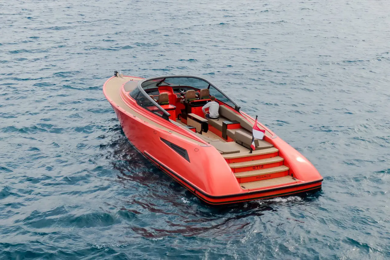 Wajer 55, cubierta de popa — Barcelona Yacht Rental, Barcelona. Espuma y velocidad rumbo a Sitges por la mañana