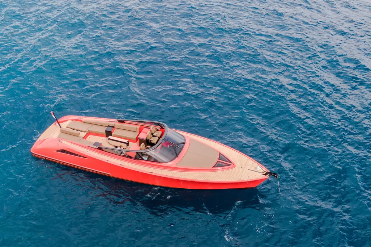 Wajer 55, salón — Barcelona Yacht Rental, Barcelona. Espuma y velocidad rumbo a Sitges por la mañana