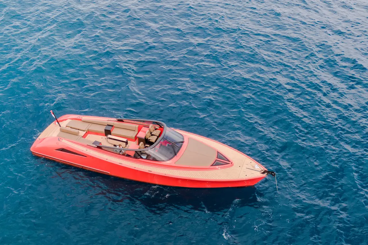 Wajer 55, salón — Barcelona Yacht Rental, Barcelona. Espuma y velocidad rumbo a Sitges por la mañana