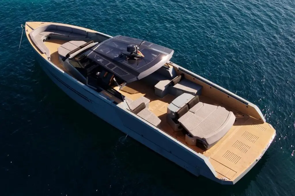 Wajer 55, exterior — Barcelona Yacht Rental, Barcelona. Espuma y velocidad rumbo a Sitges por la mañana