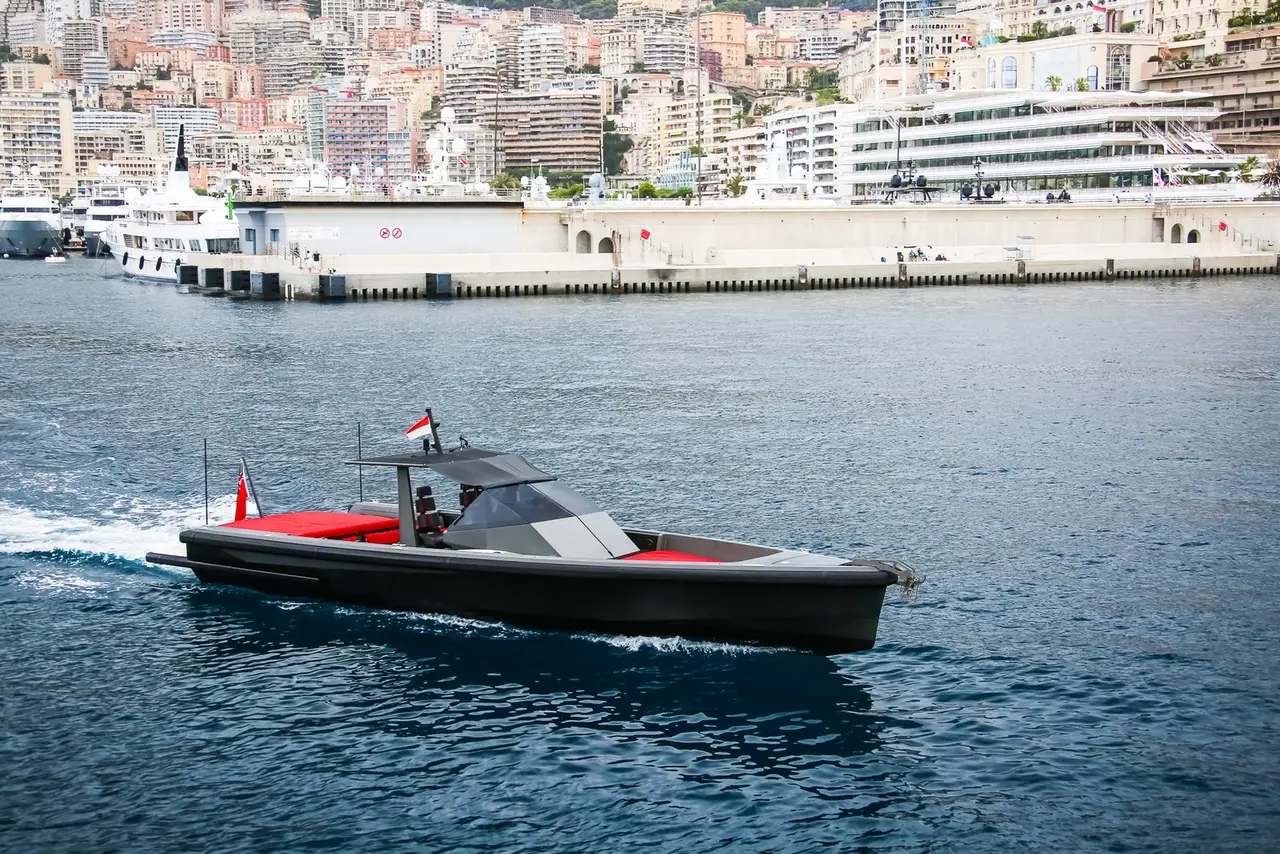 Wally 45, exterior — Barcelona Yacht Rental, Barcelona. Casco esbelto y velocidad ágil rumbo a Sitges