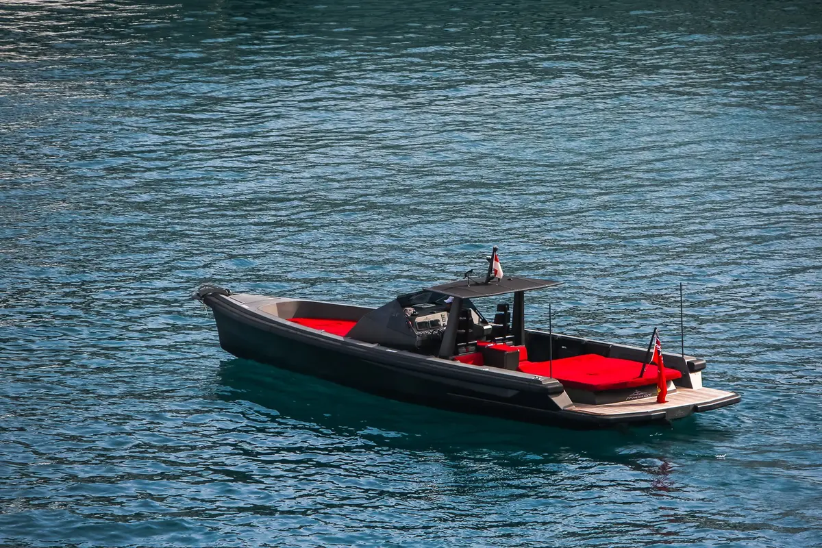 Wally 45, cubierta principal — Barcelona Yacht Rental, Barcelona. Casco esbelto y velocidad ágil rumbo a Sitges