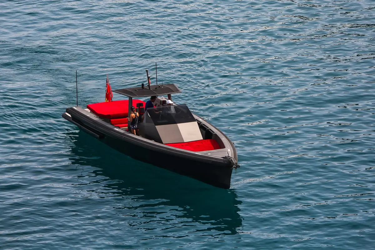 Wally 45, cubierta de popa — Barcelona Yacht Rental, Barcelona. Casco esbelto y velocidad ágil rumbo a Sitges