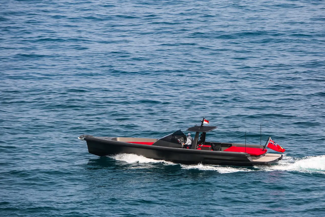 Wally 45, salón — Barcelona Yacht Rental, Barcelona. Casco esbelto y velocidad ágil rumbo a Sitges