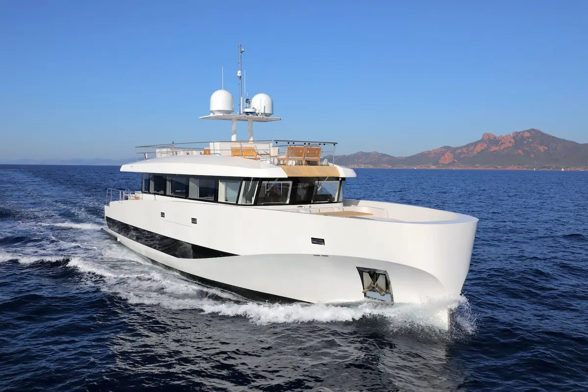 WallyAce 26 — Barcelona Yacht Rental, Barcelona. Casco deportivo, cubierta abierta, rumbo a Sitges al amanecer