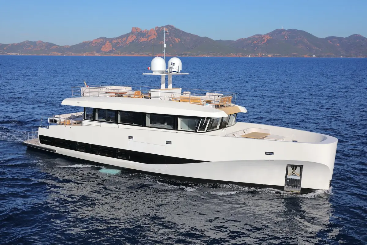 WallyAce 26, exterior — Barcelona Yacht Rental, Barcelona. Casco deportivo, cubierta abierta, rumbo a Sitges al amanecer