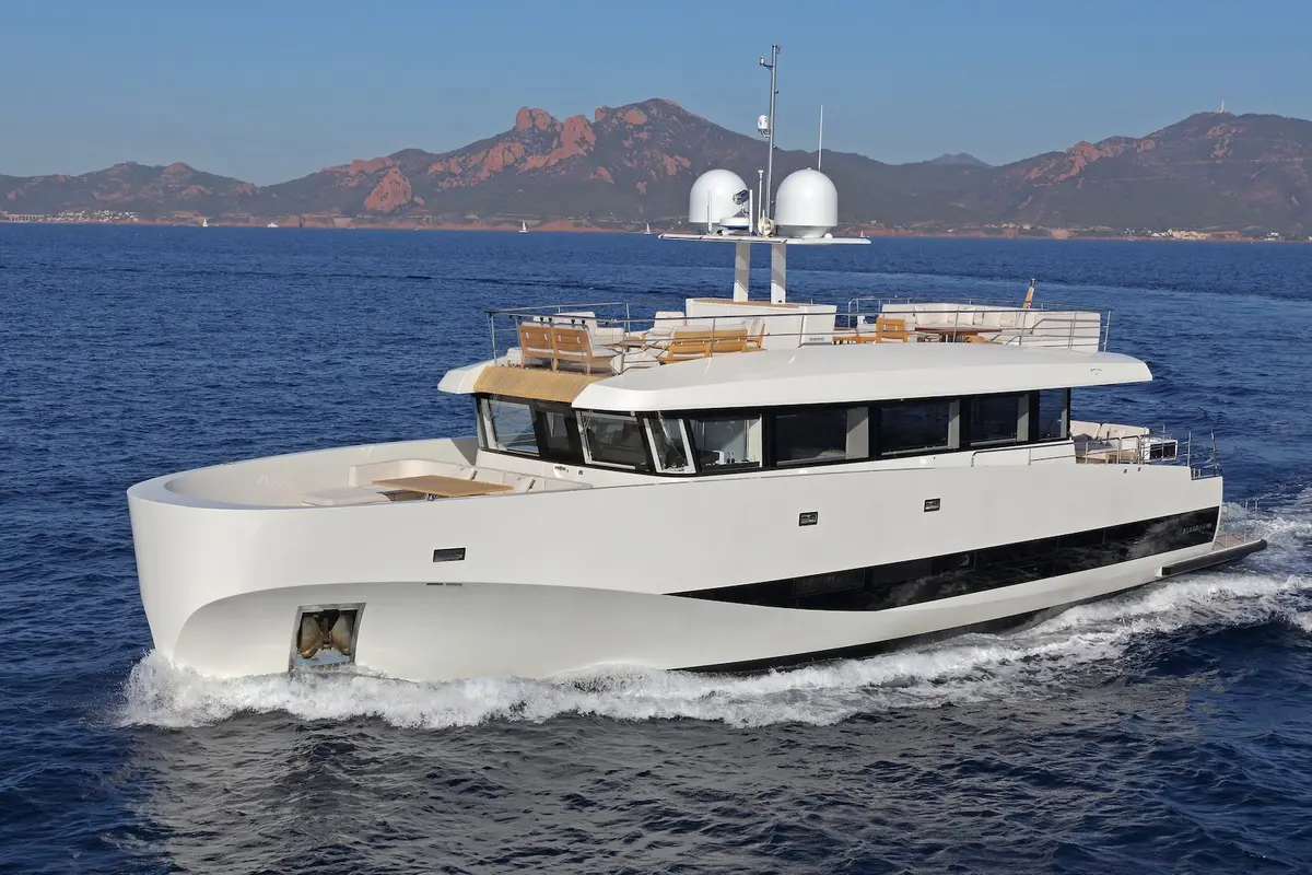 WallyAce 26, cubierta principal — Barcelona Yacht Rental, Barcelona. Casco deportivo, cubierta abierta, rumbo a Sitges al amanecer