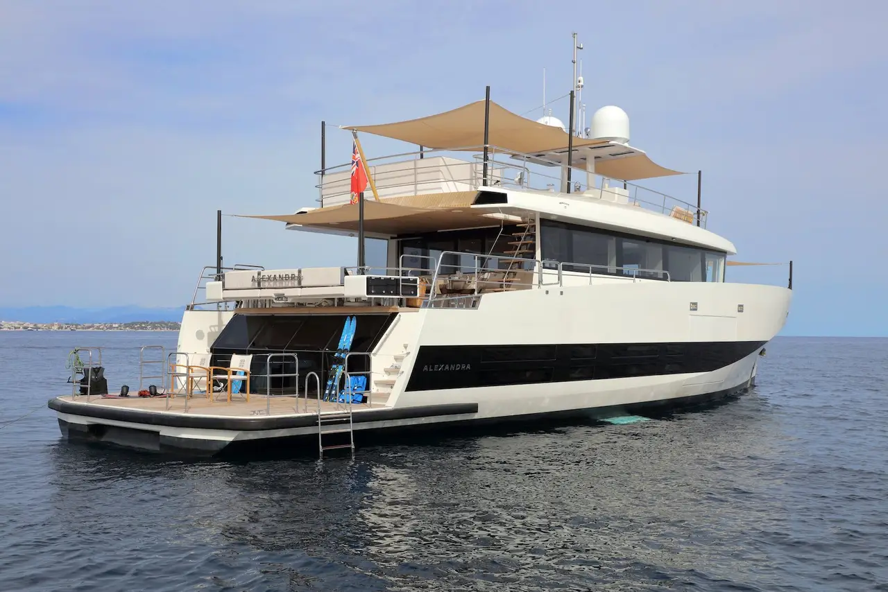 WallyAce 26, cubierta de popa — Barcelona Yacht Rental, Barcelona. Casco deportivo, cubierta abierta, rumbo a Sitges al amanecer