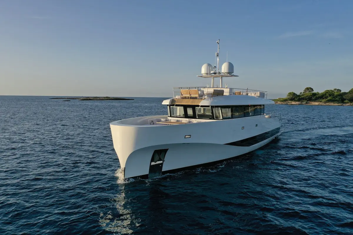 WallyAce 26, salón — Barcelona Yacht Rental, Barcelona. Casco deportivo, cubierta abierta, rumbo a Sitges al amanecer