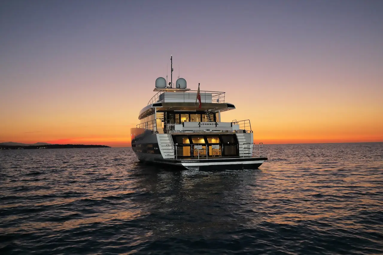 WallyAce 26, camarote principal — Barcelona Yacht Rental, Barcelona. Casco deportivo, cubierta abierta, rumbo a Sitges al amanecer