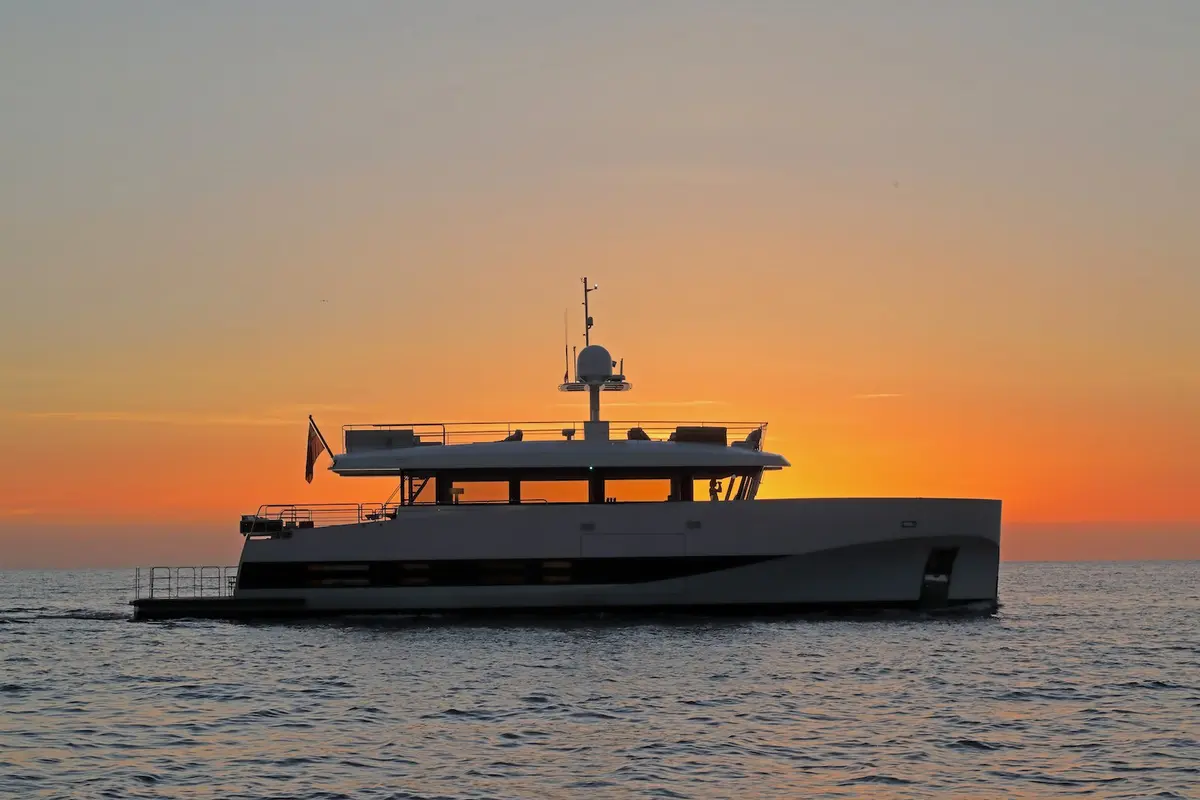 WallyAce 26, flybridge — Barcelona Yacht Rental, Barcelona. Casco deportivo, cubierta abierta, rumbo a Sitges al amanecer