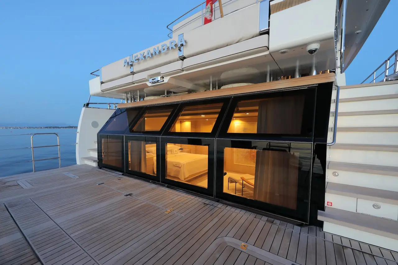 WallyAce 26, exterior — Barcelona Yacht Rental, Barcelona. Casco deportivo, cubierta abierta, rumbo a Sitges al amanecer